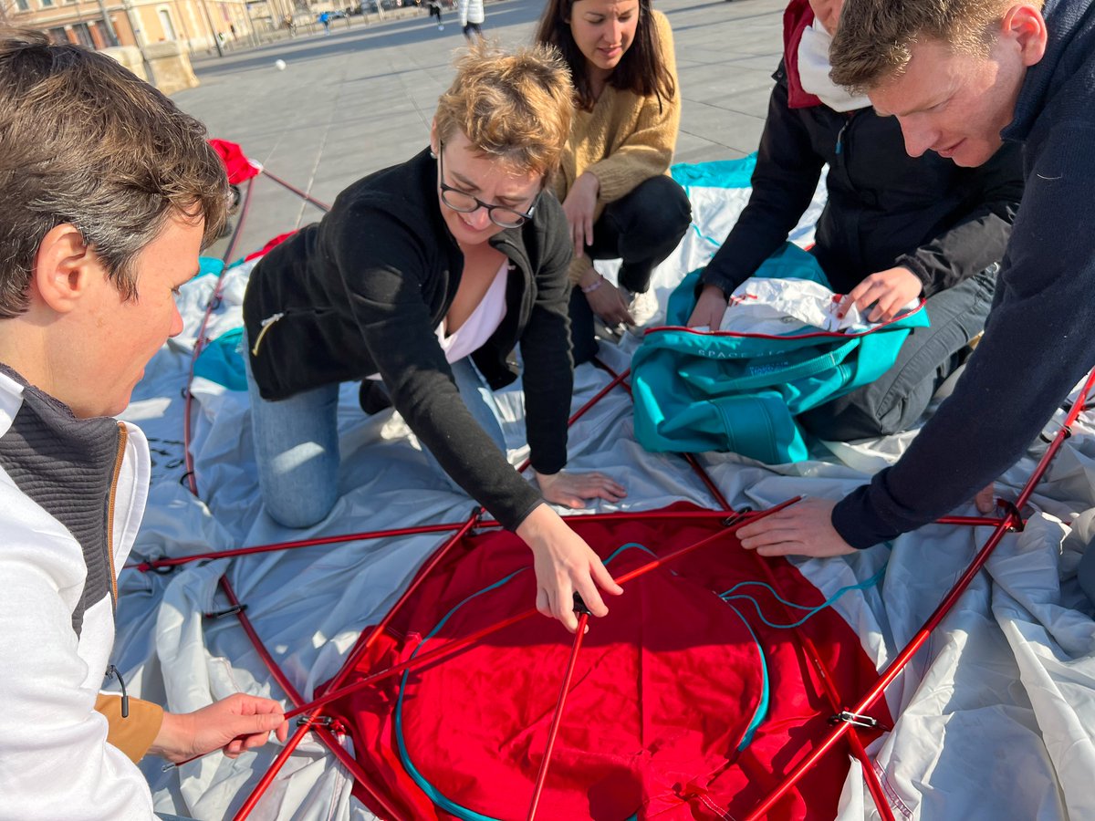 HumanAdaptation's tweet photo. #DeepClimate en partance pour une mission sur la Lune ? Non pour la Laponie ! Lundi, l'équipe a déployé la tente Space Station qui servira d'espace commun aux climatonautes. Un premier test réussi à #Marseille à J-10 avant le départ vers les terres glacées !

📸: Tiphaine Vuarier https://t.co/NsOj5r2TzH