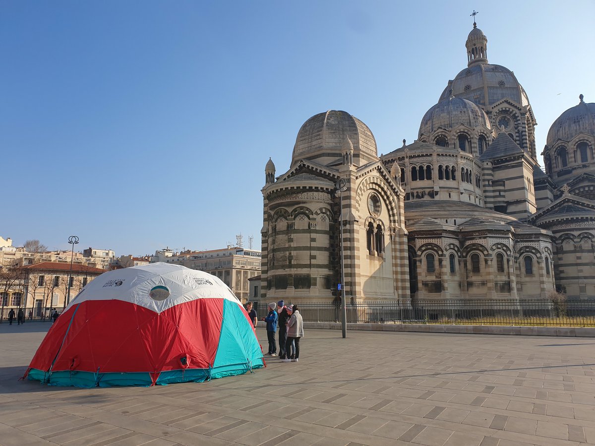 HumanAdaptation's tweet photo. #DeepClimate en partance pour une mission sur la Lune ? Non pour la Laponie ! Lundi, l'équipe a déployé la tente Space Station qui servira d'espace commun aux climatonautes. Un premier test réussi à #Marseille à J-10 avant le départ vers les terres glacées !

📸: Tiphaine Vuarier https://t.co/NsOj5r2TzH
