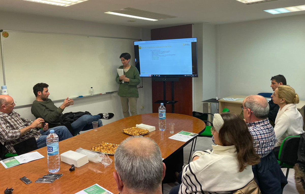 agroxarxa's tweet photo. Ahir a la D.O. Pla de Bages parlant d'assegurances, avui hem tornat a una ECA a parlar de les incorporacions per a joves i a les oficines cada dia seguim amb les sessions de la #novaPAC. Estem començant el 2023 a un ritme frenètic! 🤯 https://t.co/2tMdVtnVg4