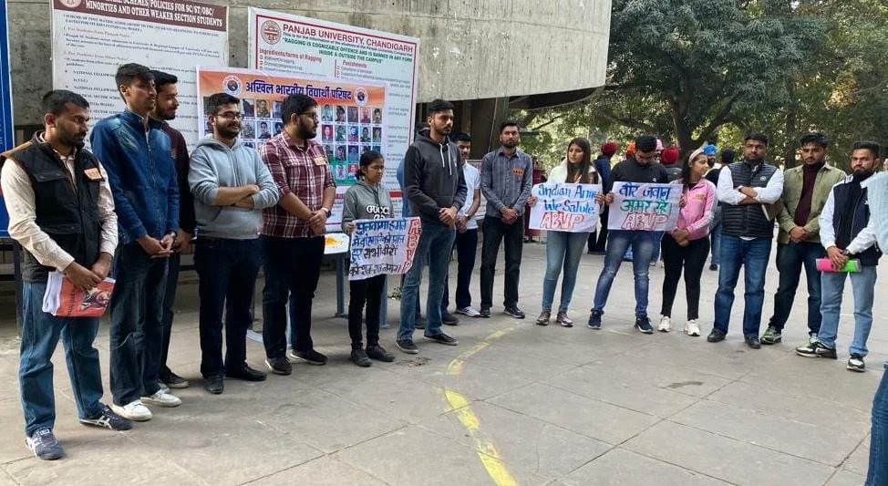AbvpChandigarh's tweet photo. शहीदों के सम्मान में , विद्यार्थी परिषद मैदान में... 

अभाविप् पंजाब विश्वविद्यालय इकाई द्वारा पुलवामा आतंकवादी हमले में वीरगति को प्राप्त जवानों को पुष्पांजलि अर्पित कर याद किया गया।

#PulwamaAttack https://t.co/vObsdpeizc