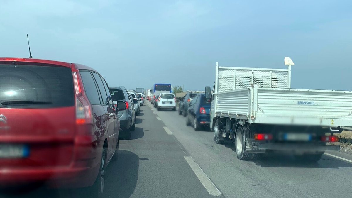 baritoday's tweet photo. Incidente sulla Statale 100, traffico in tilt sulla statale 16 allo svincolo Bari Picone in direzione sud https://t.co/X3glwPrVxh #Incidentistradali https://t.co/yd1ZEY53o4