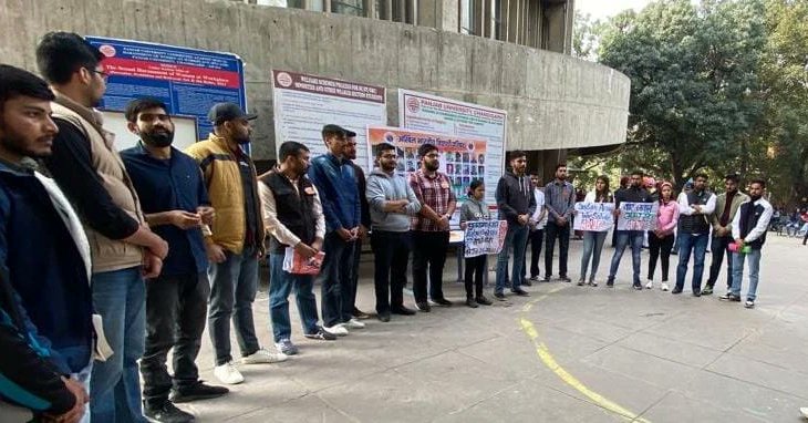 AbvpChandigarh's tweet photo. शहीदों के सम्मान में , विद्यार्थी परिषद मैदान में... 

अभाविप् पंजाब विश्वविद्यालय इकाई द्वारा पुलवामा आतंकवादी हमले में वीरगति को प्राप्त जवानों को पुष्पांजलि अर्पित कर याद किया गया।

#PulwamaAttack https://t.co/vObsdpeizc