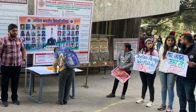 AbvpChandigarh's tweet photo. शहीदों के सम्मान में , विद्यार्थी परिषद मैदान में... 

अभाविप् पंजाब विश्वविद्यालय इकाई द्वारा पुलवामा आतंकवादी हमले में वीरगति को प्राप्त जवानों को पुष्पांजलि अर्पित कर याद किया गया।

#PulwamaAttack https://t.co/vObsdpeizc