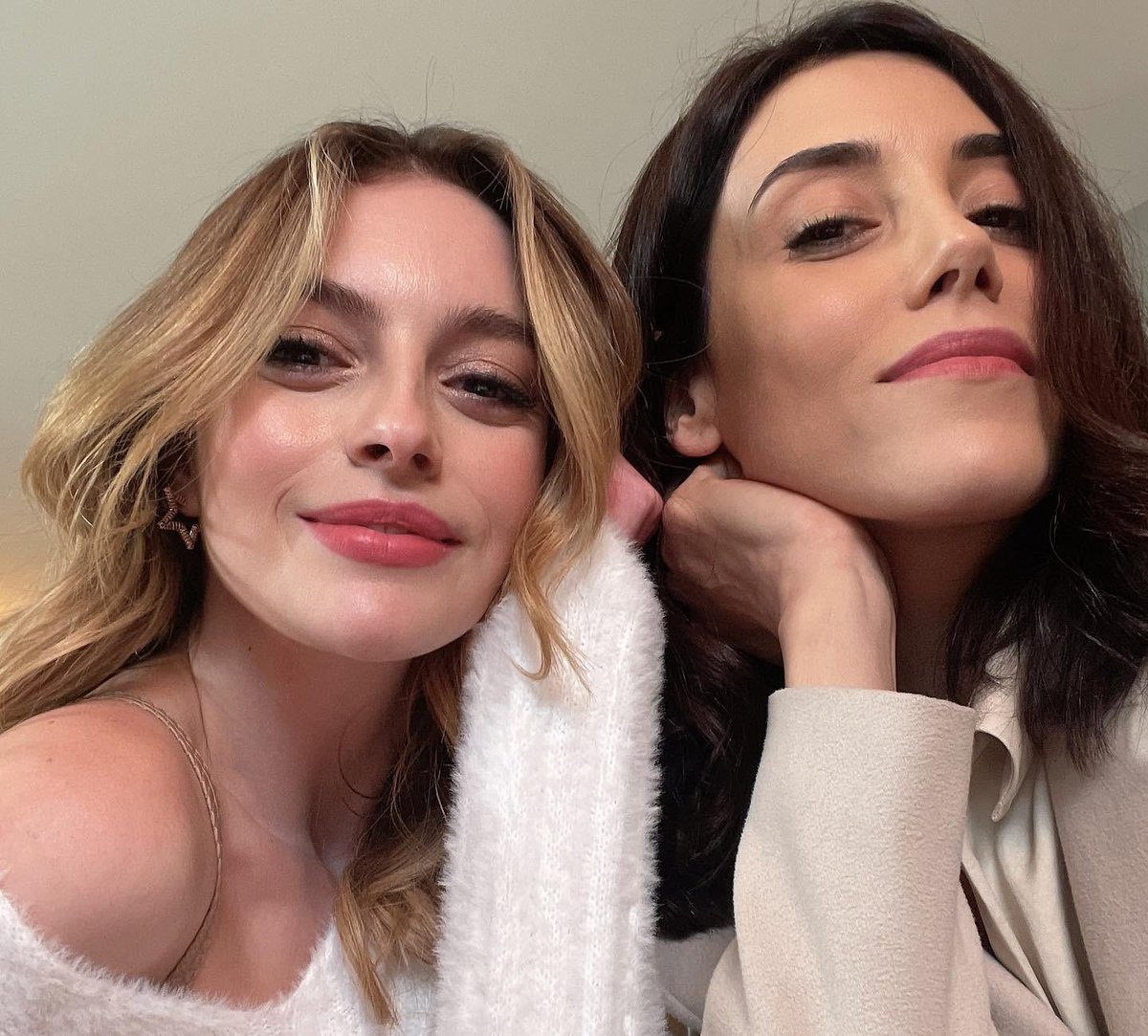 eternal5671's tweet photo. CONFIRMADO, CONFIRMADO,CONFIRMADO,CONFIRMADO!!!!!!!!!!!!!!! La actriz turca Cansudere, viva tras haberse hablado ayer 13 de febrero de 2023 de su paradero actual en Espejo Público, se acabaron las alertas falsas sobre esta noticia https://t.co/JmzLz5DlUM