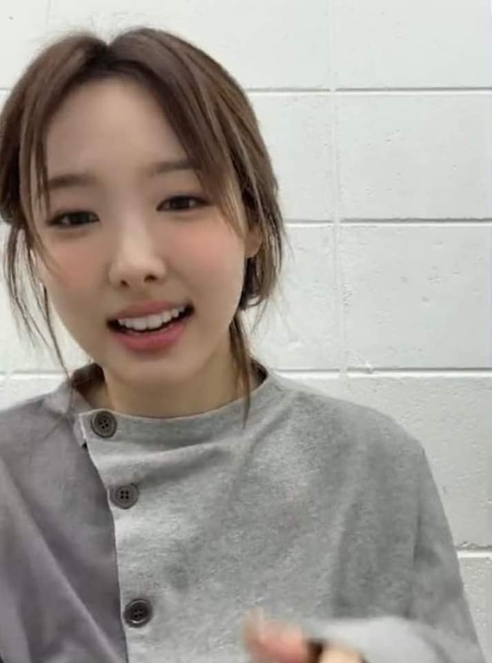 jindorisgf's tweet photo. NAYEON SE ARREGLO LOS DIENTES, NO ME TOQUEN, ESTOY DESTRUIDA, DEVASTADA, AE NOS FUE LA BUNNY SMILE 😭😭😭 https://t.co/v3y5UqbbdG
