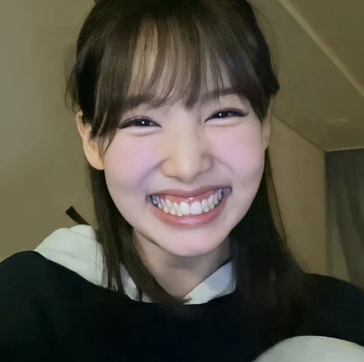 jindorisgf's tweet photo. NAYEON SE ARREGLO LOS DIENTES, NO ME TOQUEN, ESTOY DESTRUIDA, DEVASTADA, AE NOS FUE LA BUNNY SMILE 😭😭😭 https://t.co/v3y5UqbbdG