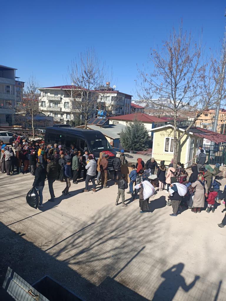 BTP Antalya İl Teşkilatımız Kahramanmaraş - Pazarcık İlçesi - Aksu Spor Stadyumunda #depremden mağdur olan vatandaşlarımıza ve bölgede hizmet eden tüm görevlilere destek vermeye devam ediyor. 

#kahramamaras #antakyahatay #deprem