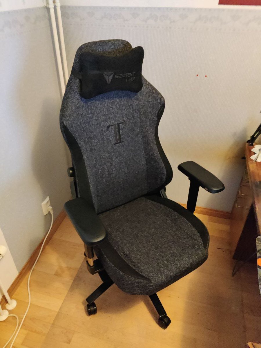 SimplinkCSGO's tweet photo. Just built my new chair, time to sit comfortably! #secretlab https://t.co/XeQdDFiZZS