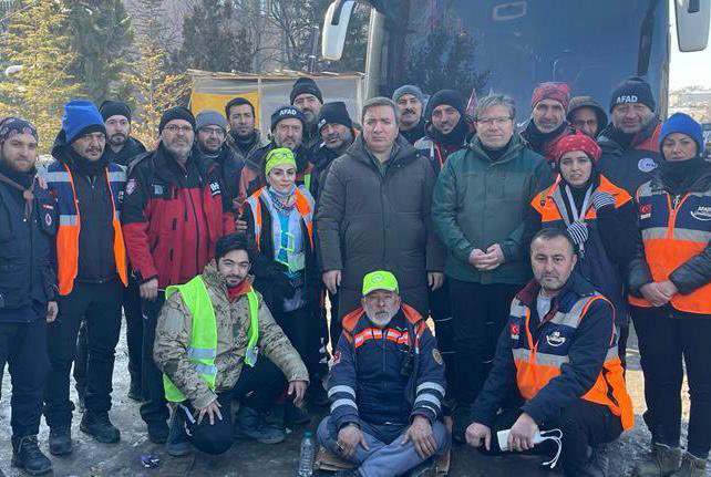 Depremin ilk saatlerinden itibaren Elbistan’da birlikteyiz.
Uykusuzlar, takatleri kalmadı.
Fedakarlıklarının her anına şahidiz.
Nöbet değişimi için dokuz
gündür aralıksız çalışan AFAD gönüllülerimizi Aksaray’a yolcu ettik.

Yüreklerine hüzün değmesin.