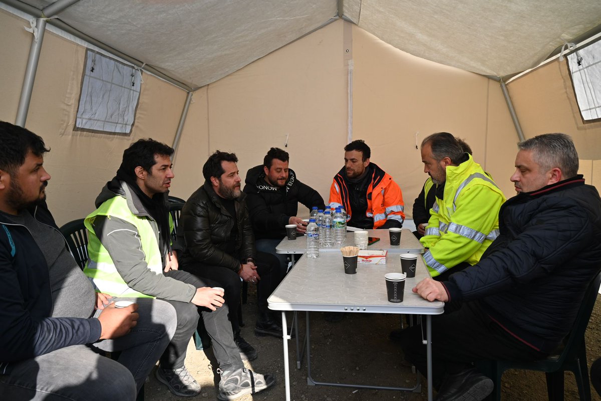 atisgrup's tweet photo. Bursa Büyükşehir Belediye Başkanı Alinur Aktaş ve B.B.B'sinin 64 kişilik arama kurtarma ekibi ile görüşüp, koordinasyonluğunu üstlendiğimiz Hatay bölgesinin durumunu değerlendirip çalışmalara başladık.

Ekiplerimiz canla başla mücadele ederken, umutla bekleyiş devam ediyor. 🙏 https://t.co/DDEenB4w15