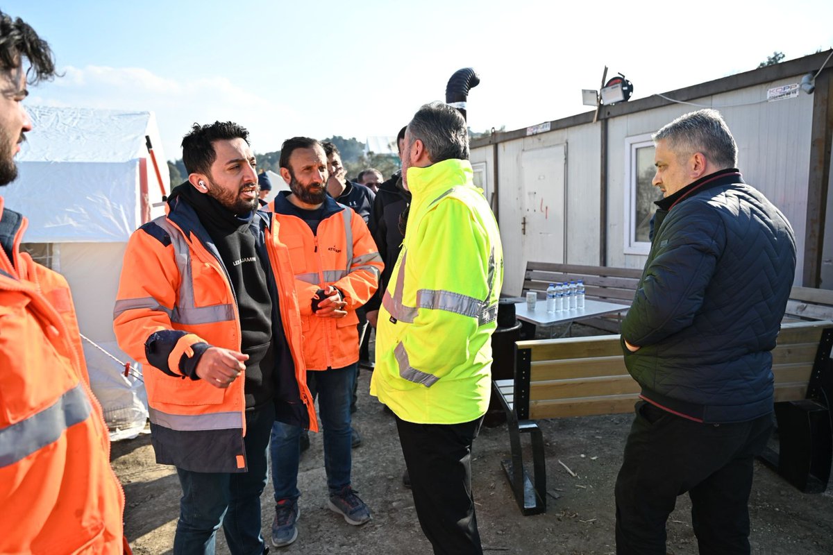 atisgrup's tweet photo. Bursa Büyükşehir Belediye Başkanı Alinur Aktaş ve B.B.B'sinin 64 kişilik arama kurtarma ekibi ile görüşüp, koordinasyonluğunu üstlendiğimiz Hatay bölgesinin durumunu değerlendirip çalışmalara başladık.

Ekiplerimiz canla başla mücadele ederken, umutla bekleyiş devam ediyor. 🙏 https://t.co/DDEenB4w15