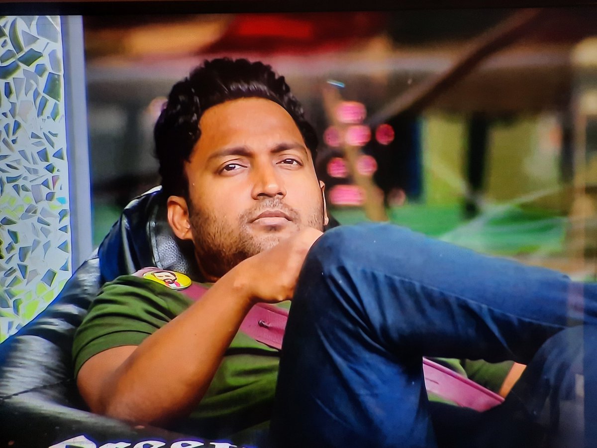 /Apo full ah insta la tha suthitu irukaru pola.. Nama twitter la urutitu irukirom / I don't think so. Thalaivan #vikraman𓃵 is very fond of using twitter from early days. Naama use panradhuku munadiye avar use panikitu irundhar. BB contestants la #Vikraman matum than twitter user