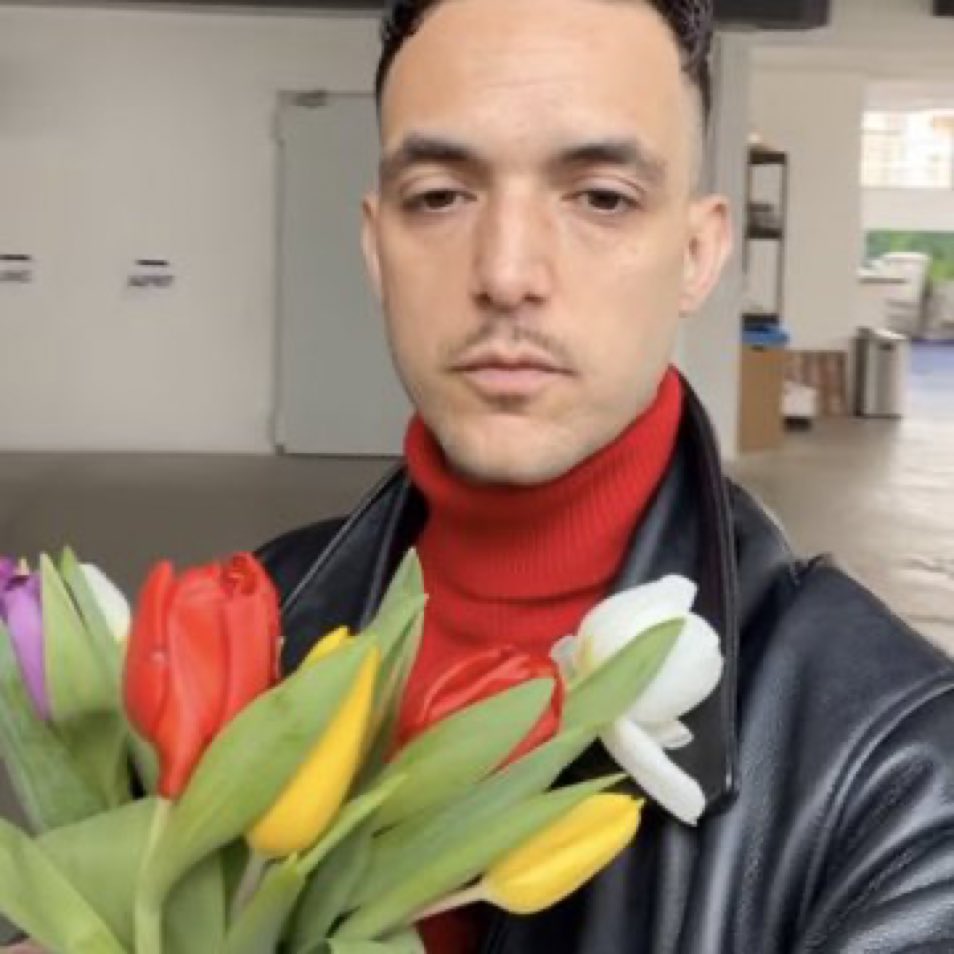 a todas las niñas a las que les likeo la storie quiero que me imaginen más o menos así: