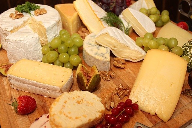 AuthorRossi's tweet photo. Know your cheeses? Italy has the highest number of cheeses of any country in the world, 2,500 in total of which 300 have Protected Designation of Origin under EU law. #Parmigiano #Gorgonzola #Mascarpone, #Mozzarella you all know but #Acceglio #Beddo & #Caciotta I am not so sure https://t.co/wT6hLeeIfa