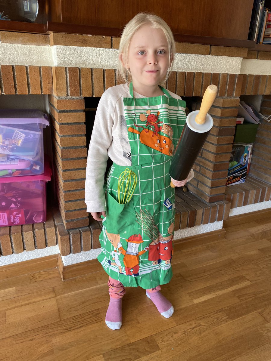 neusjordan's tweet photo. Seguim amb les consignes desde casa. Avui l’Emma ha escollit l’ofici de cuinera-repostera @EscCastellCiuro https://t.co/mCBAgc4HB4
