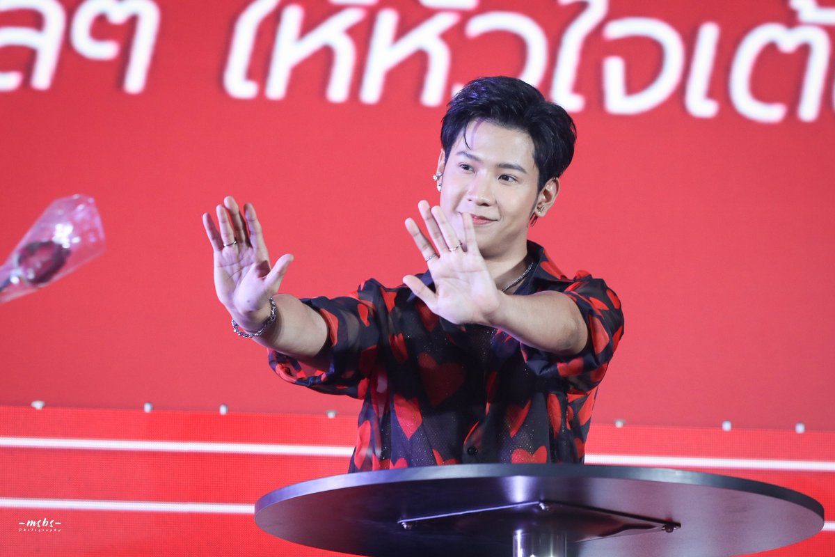 __moonandsun's tweet photo. 🦁🙌🏻🌹

#SingtoPrachaya 
#ValentineWithSingto https://t.co/LSlV29XmXB