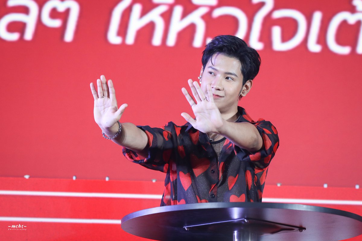 __moonandsun's tweet photo. 🦁🙌🏻🌹

#SingtoPrachaya 
#ValentineWithSingto https://t.co/LSlV29XmXB