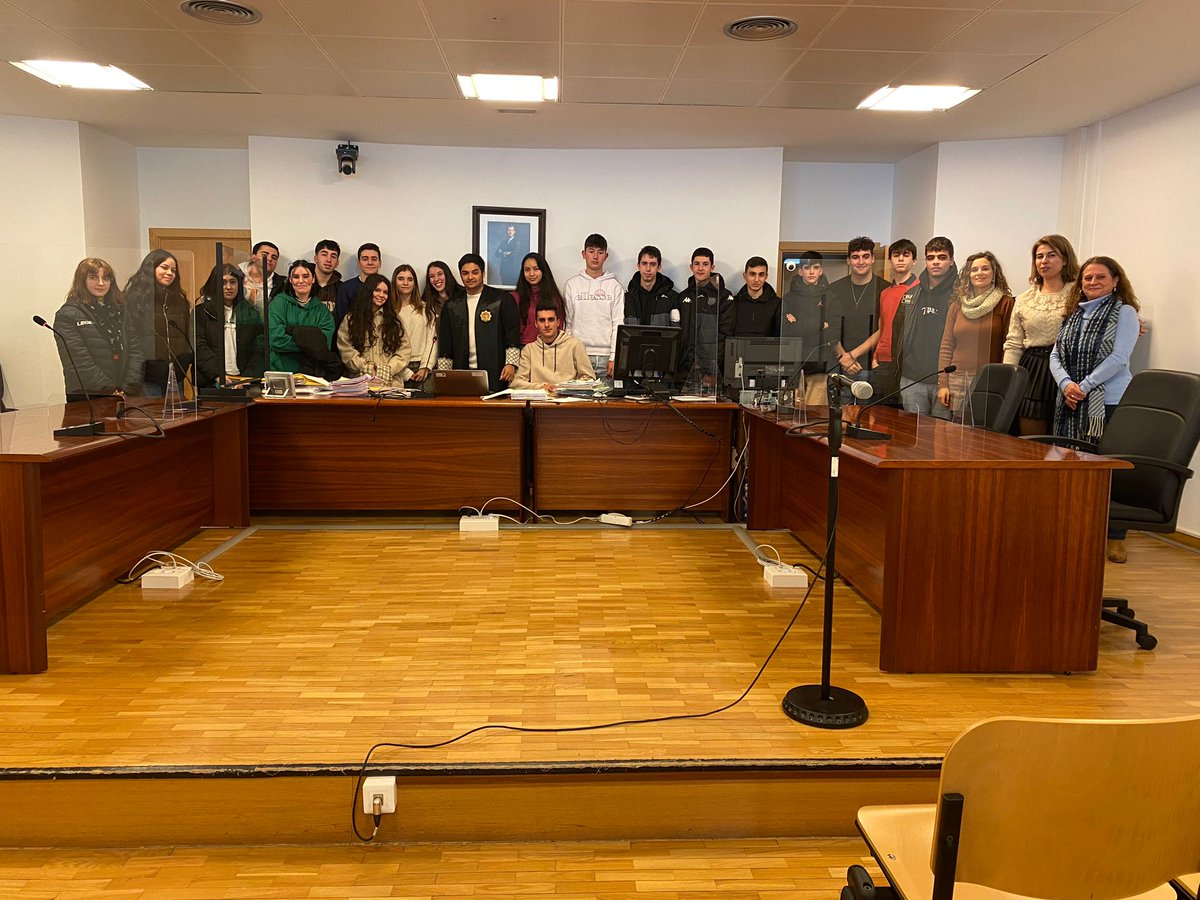 TSXGalicia's tweet photo. Os órganos xudiciais de #Galicia seguen recibindo visitas de centros educativos, entre elas, a do alumnado de 1º de Bacharelato do IES San Xoán Montes de #Lugo, que asistiu a xuízos do Xulgado de Instrución nº2 e a unha sesión do dobre crime do #CashRecord na Audiencia Provincial https://t.co/hgOvQYw78N