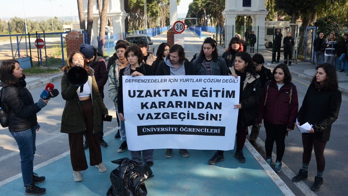 İzmir'de üniversite öğrencilerinden 'uzaktan eğitim' protestosu: “Eşyalarımız birer çöp torbasına konularak yurtlardan kapı dışarı edildik; o çöp torbasının içine koyulan, bizlerin eğitim hakkı oldu!”