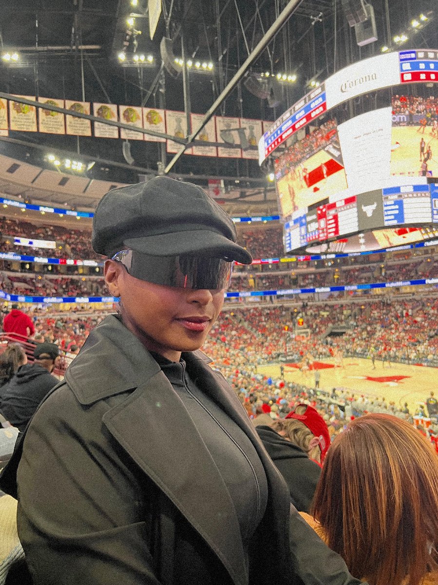treazurequest's tweet photo. POV a next generation leader in the making at a Chicago Bulls game. ❤️

We made it on TV twice 😂

It’s always a great time with the Chicago 200 fam!

#thechicago200 #leadershipdevelopment #chicagobulls #bullsnation https://t.co/jslNLxYU3j