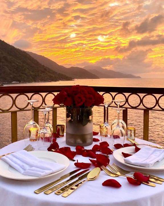 Good morning to all the beautiful women of Twitter 💥 I hope this day is amazing for all of you. 🤗 Have a romantic night 🍷🌹🌖 Your Friend ❤️