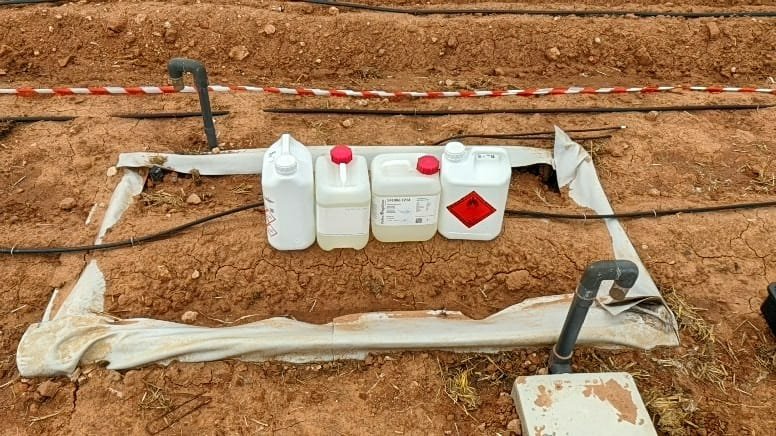 AguaCide's tweet image. Junto a @Bouquet_es sentando las bases para validar los protocolos de riego eficiente de @DigitalRiego financiado por @GVAavi.  Validando el nuevo lisímetro instalado con @AgrosolmenSL para medidas robustas de la evapotranspiración. @CSICval @CidEinvestiga  @IviaRiegos