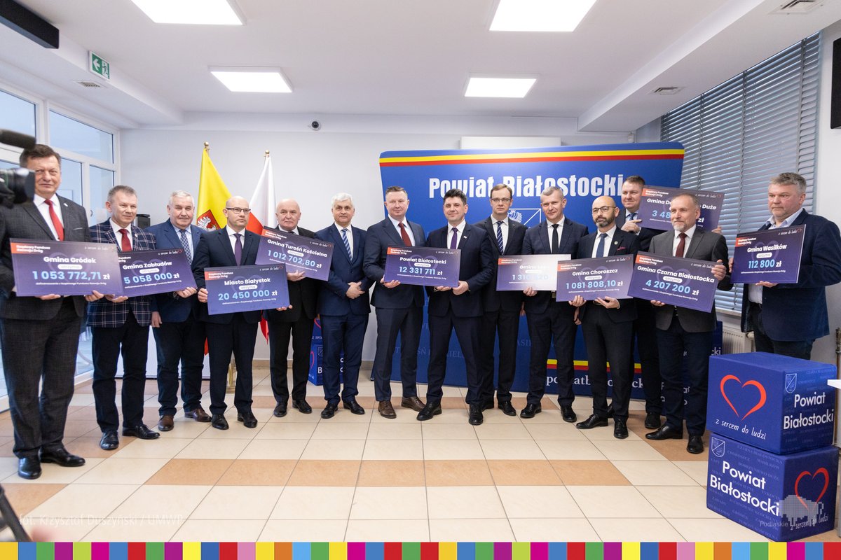 wojpodlaskie's tweet photo. Ponad 50 mln zł z Rządowego Funduszu Rozwoju Dróg trafi do starostwa i gmin z powiatu białostockiego oraz miasta #Białystok! Samorządowcy odebrali symboliczne czeki z dofinansowaniem na inwestycje drogowe. W spotkaniu uczestniczył marszałek @artur_kosicki. https://t.co/x0G6FKFGfn https://t.co/sdKfIBv19G