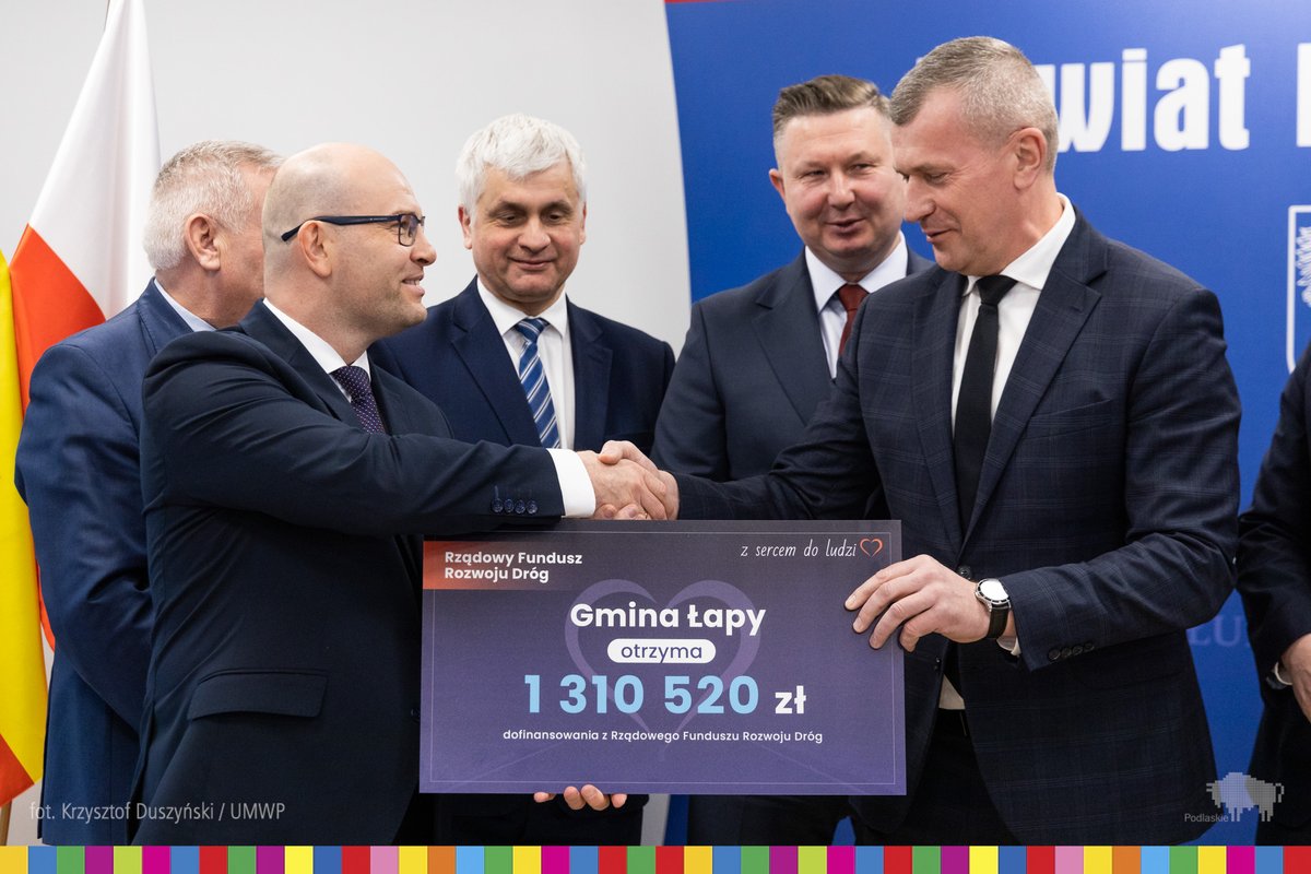wojpodlaskie's tweet photo. Ponad 50 mln zł z Rządowego Funduszu Rozwoju Dróg trafi do starostwa i gmin z powiatu białostockiego oraz miasta #Białystok! Samorządowcy odebrali symboliczne czeki z dofinansowaniem na inwestycje drogowe. W spotkaniu uczestniczył marszałek @artur_kosicki. https://t.co/x0G6FKFGfn https://t.co/sdKfIBv19G