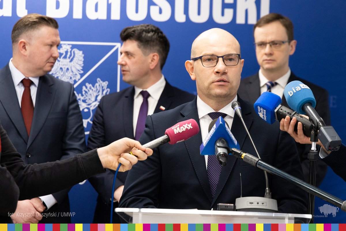 wojpodlaskie's tweet photo. Ponad 50 mln zł z Rządowego Funduszu Rozwoju Dróg trafi do starostwa i gmin z powiatu białostockiego oraz miasta #Białystok! Samorządowcy odebrali symboliczne czeki z dofinansowaniem na inwestycje drogowe. W spotkaniu uczestniczył marszałek @artur_kosicki. https://t.co/x0G6FKFGfn https://t.co/sdKfIBv19G
