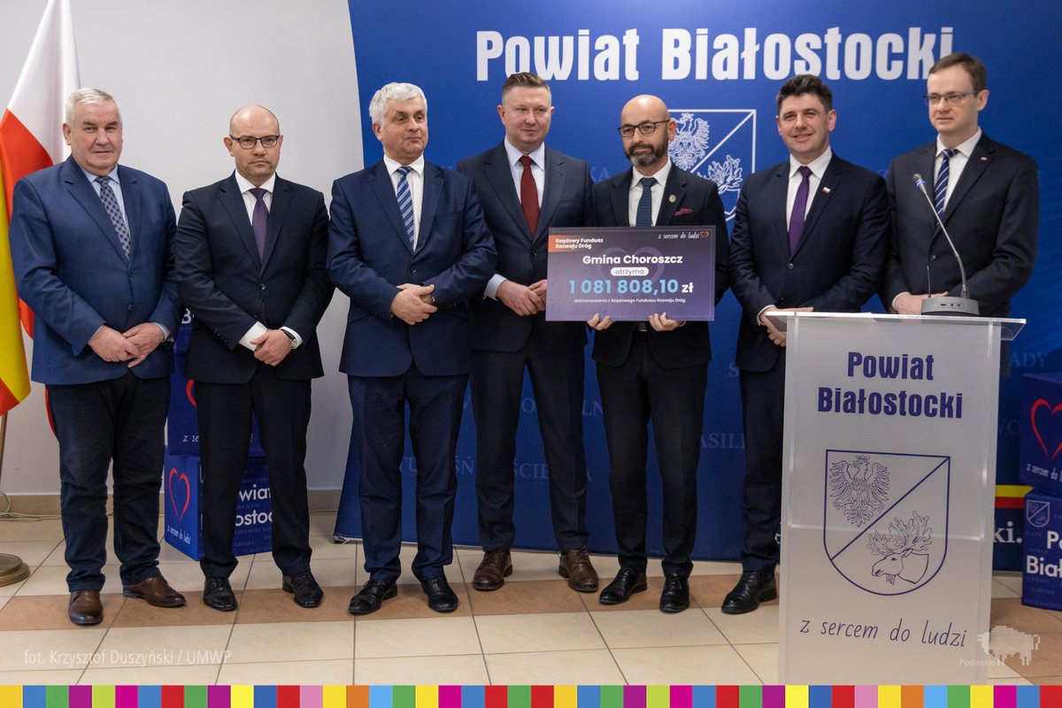 wojpodlaskie's tweet photo. Ponad 50 mln zł z Rządowego Funduszu Rozwoju Dróg trafi do starostwa i gmin z powiatu białostockiego oraz miasta #Białystok! Samorządowcy odebrali symboliczne czeki z dofinansowaniem na inwestycje drogowe. W spotkaniu uczestniczył marszałek @artur_kosicki. https://t.co/x0G6FKFGfn https://t.co/sdKfIBv19G