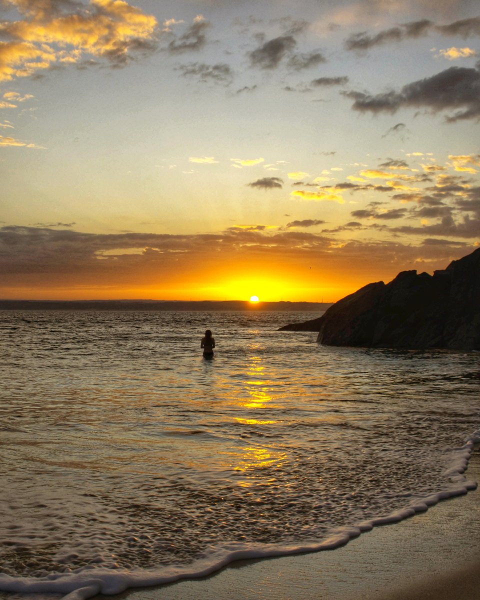 thedaythat's tweet photo. Happy Valentine's Dawn! 🥰 2 contrasting pictures from this morning that illustrate all that we love and everything we hate how people treat the ocean. Guess it's a metaphor for life... There's always a 🔔🔚 nearby! 😆
#sunrise #ValentinesDay #primebellend https://t.co/oRlBjm11CT