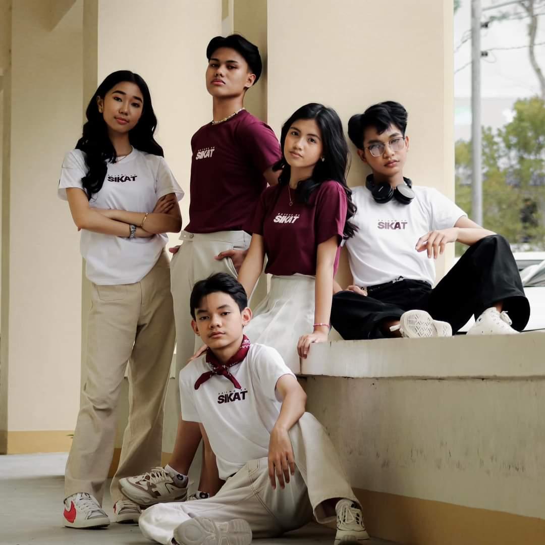 knchssslg's tweet photo. 𝗦𝘁𝗿𝗲𝘀𝘀𝗲𝗱 𝗮𝗯𝗼𝘂𝘁 𝘄𝗵𝗮𝘁 𝘁𝗼 𝘄𝗲𝗮𝗿 𝗳𝗼𝗿 𝘁𝗵𝗲 𝘂𝗽𝗰𝗼𝗺𝗶𝗻𝗴 𝗕𝗮𝘁𝗮𝗻𝗴 𝗞𝗡 𝗙𝗲𝘀𝘁𝗶𝘃𝗮𝗹?

Well, we heard you! The 𝙆𝙉𝘾𝙃𝙎 𝙎𝙄𝙆𝘼𝙏 merch will surely be the perfect answer! 

You may still avail the merch at the SSG Office.

#KNCHSSSG
#BATANGKN https://t.co/ESwUihzX9y