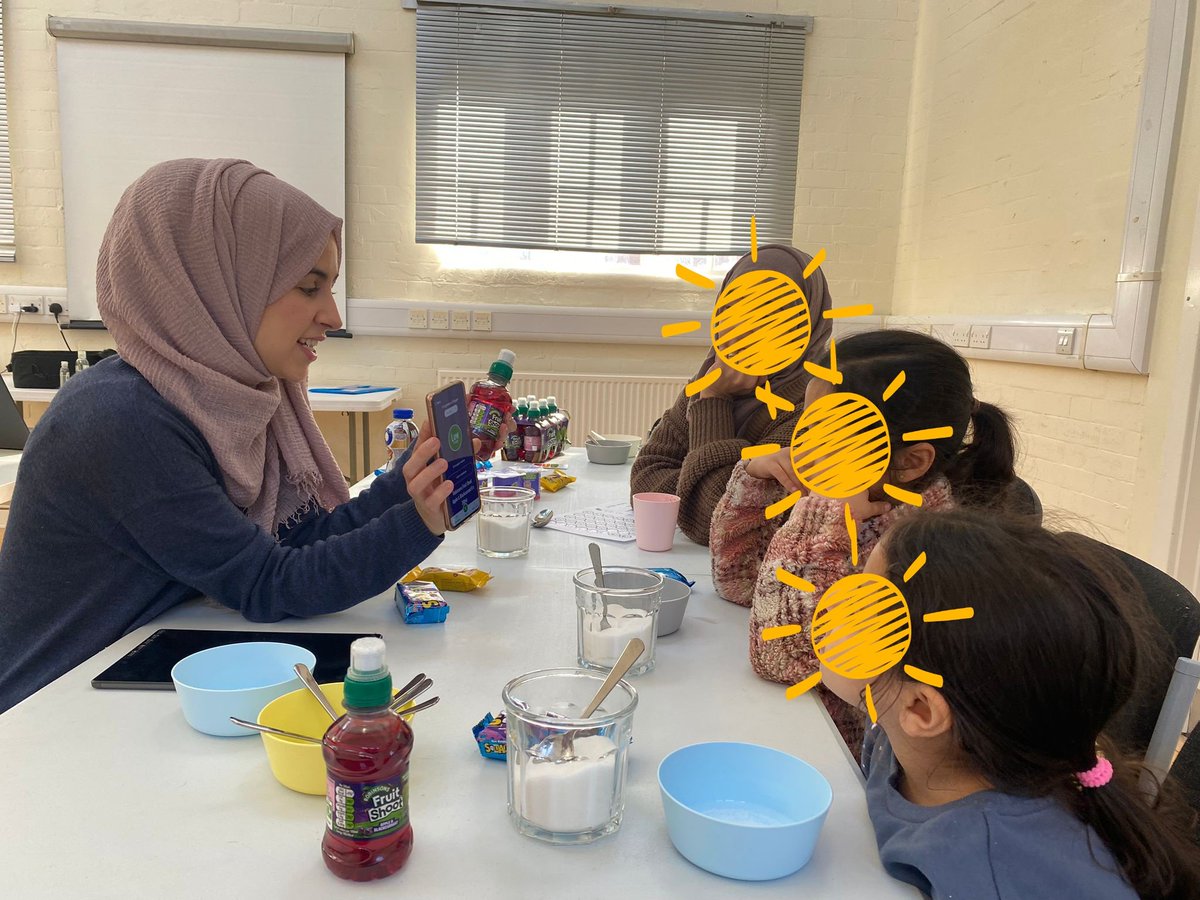 Sundus_Mahdi's tweet photo. Team @ScHARRSheffield @ScHARRpubhealth at @ZestCentre delivering a healthy eating workshop. The kids and parents had a great time at our sugar measuring, smoothie making and food tasting activity centres! 😊 #publicengagement #scharr #foodscannerapp https://t.co/46EEKGwEbW