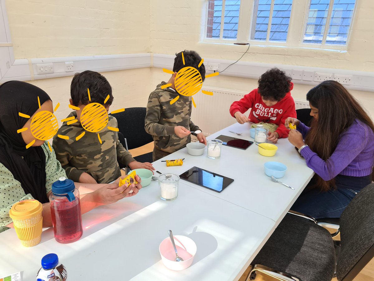 Sundus_Mahdi's tweet photo. Team @ScHARRSheffield @ScHARRpubhealth at @ZestCentre delivering a healthy eating workshop. The kids and parents had a great time at our sugar measuring, smoothie making and food tasting activity centres! 😊 #publicengagement #scharr #foodscannerapp https://t.co/46EEKGwEbW