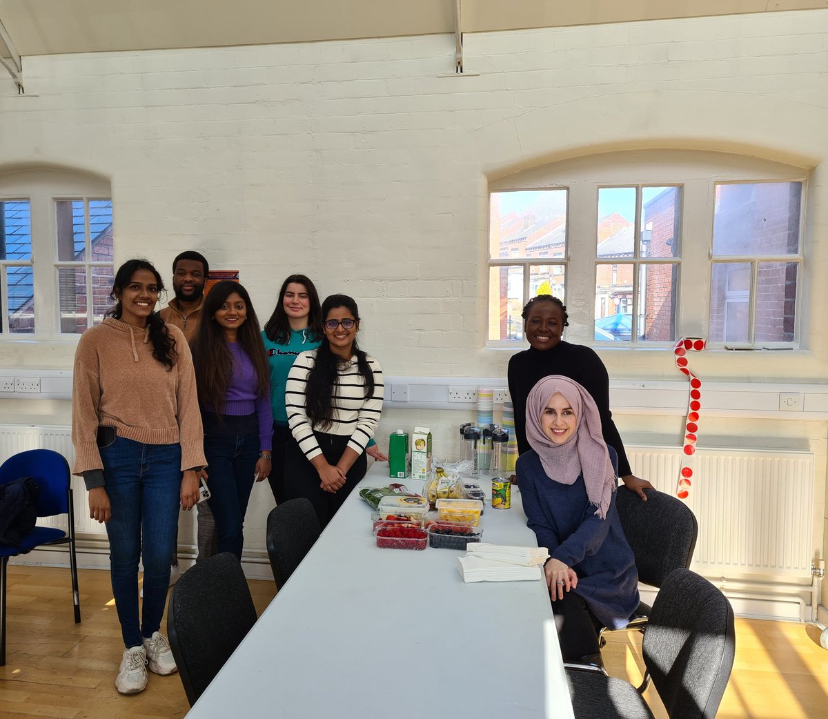 Sundus_Mahdi's tweet photo. Team @ScHARRSheffield @ScHARRpubhealth at @ZestCentre delivering a healthy eating workshop. The kids and parents had a great time at our sugar measuring, smoothie making and food tasting activity centres! 😊 #publicengagement #scharr #foodscannerapp https://t.co/46EEKGwEbW