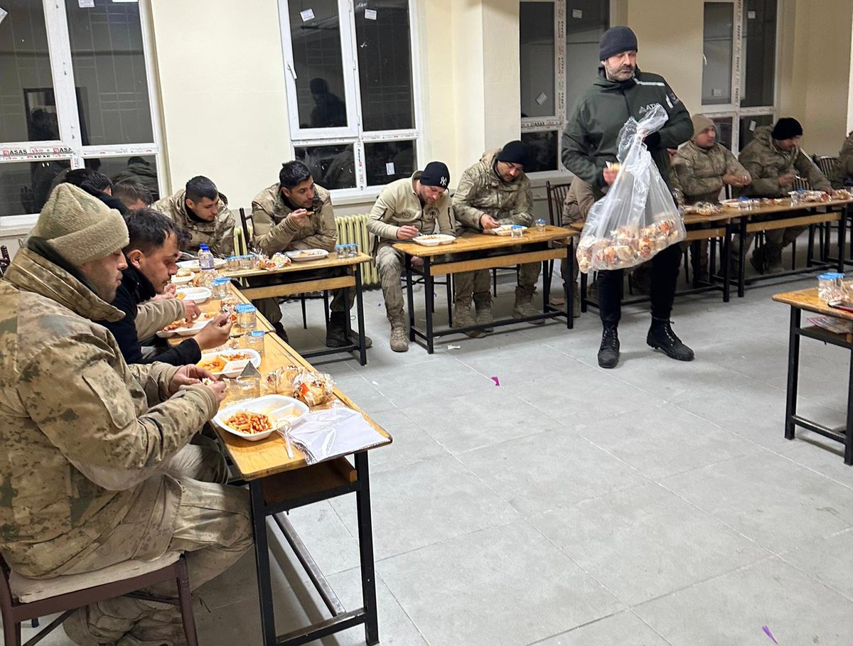 atisgrup's tweet photo. Yılmadan, yorulmadan, canla başla çalışmaya devam eden askerlerimize, yemek dağıtımı gerçekleştirdik. https://t.co/BfJLt7OLzq