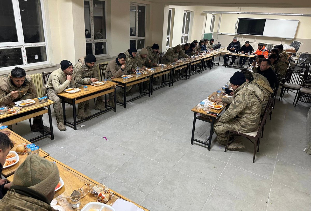 atisgrup's tweet photo. Yılmadan, yorulmadan, canla başla çalışmaya devam eden askerlerimize, yemek dağıtımı gerçekleştirdik. https://t.co/BfJLt7OLzq