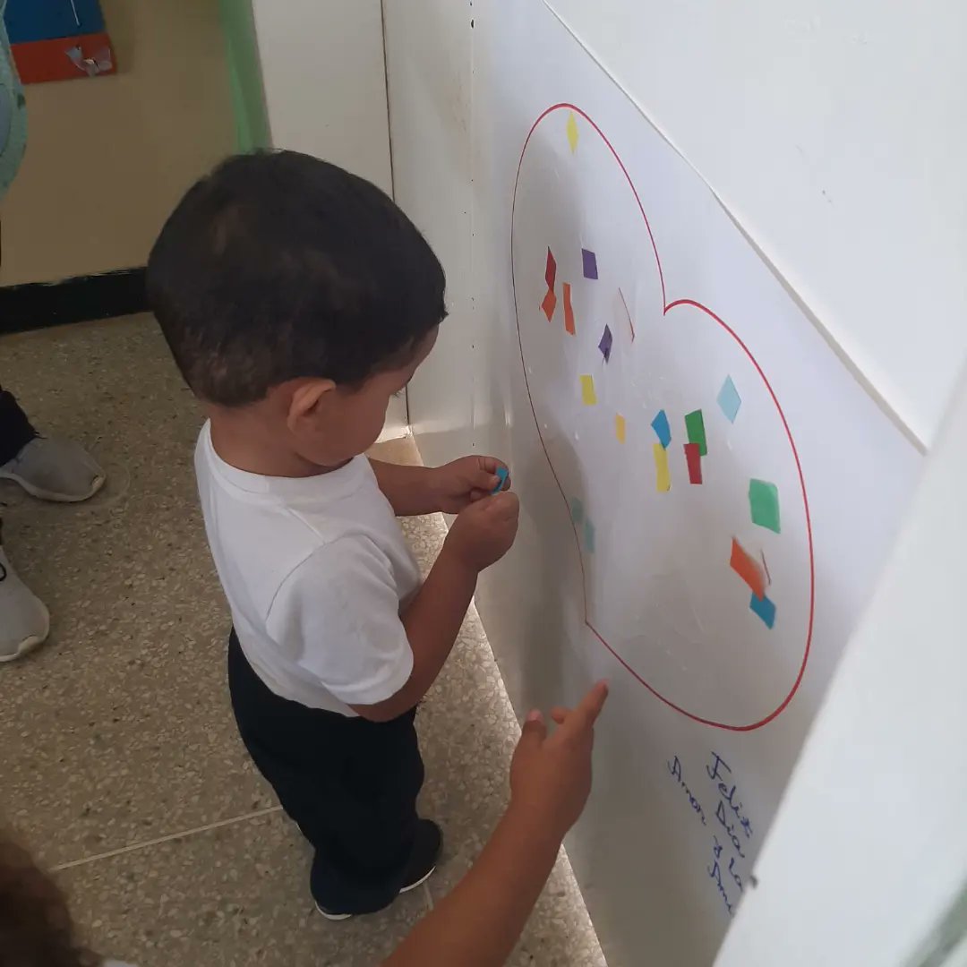 CEISNINOFELIZ's tweet photo. El amor es mucho colores, así lo manifestaron los niños y niñas de Simoncito Comunitario 
@NicolasMaduro
@MPPEDUCACION
@_LaAvanzadora
@SenifaOficial
@senifalcon
@Falcon_Educa
@MarelysCastroR
@GobVictorClark https://t.co/0YRmmPrFDi