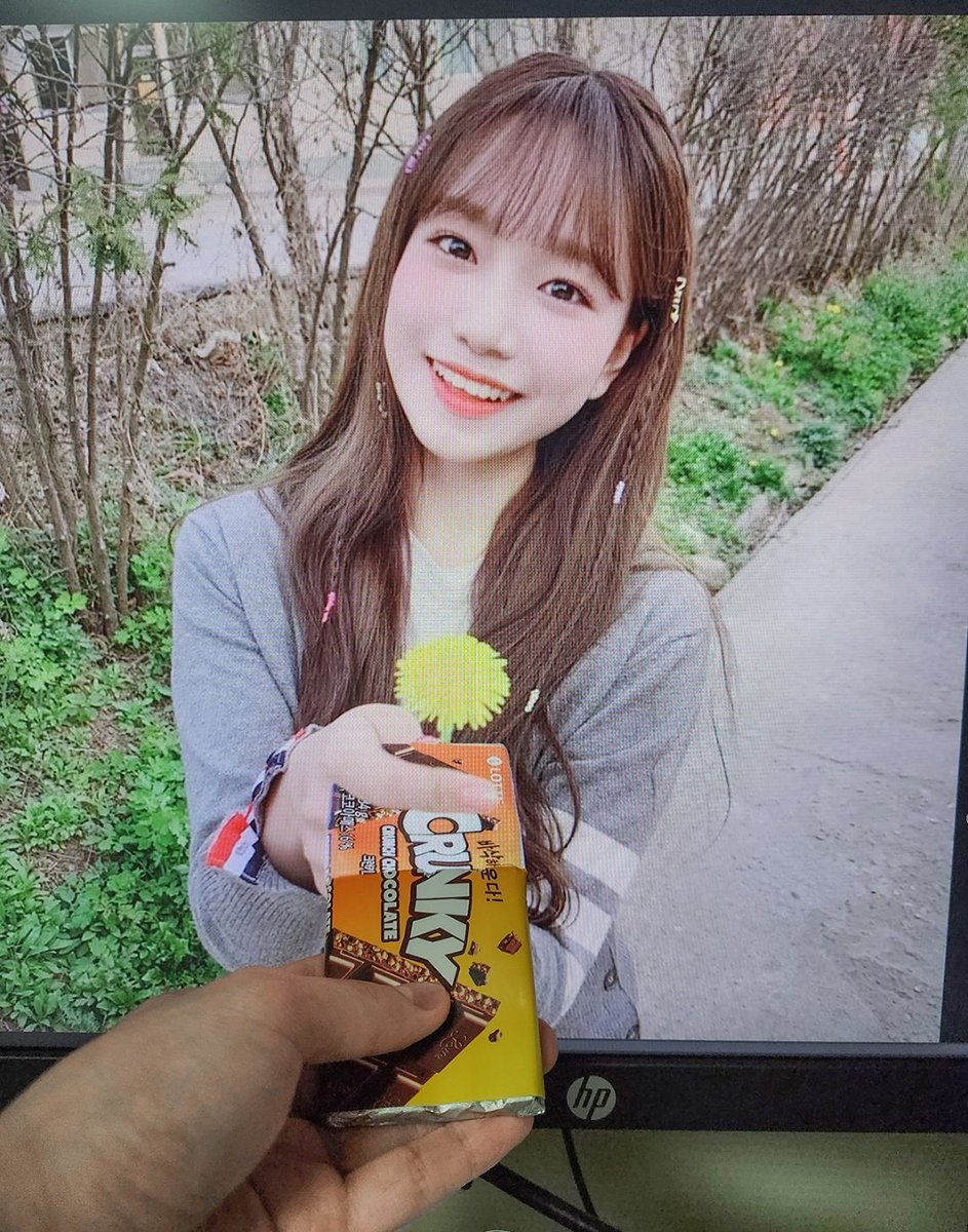 SsamRainbow's tweet photo. 조유리 한테 초콜릿 받았다...
최고의 발렌타인데이야... https://t.co/rbRC2KQANh