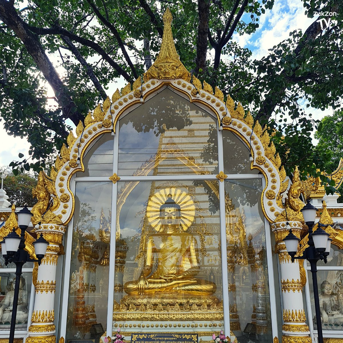zukzontv's tweet photo. ไหว้พระขอพร เฮง เฮง วัดพระธาตุหนองบัว อุบลราชธานี พระธาตุประจำปีมะเส็ง เป็นวัดที่งดงามมากที่สุดแห่งหนึ่งในจังหวัด โดยเฉพาะพระธาตุเจดีย์ศรีมหาโพธิ์ ที่มีความโดดเด่นแปลกตามาก อีกหนึ่งไฮไลท์ที่ต้องห้ามพลาด ก็คือรูปปั้นพญานาคราชองค์ใหญ่ 2 องค์  มาไหว้ขอพรกันนะครับ
#วัดพระธาตุหนองบัว https://t.co/KYuECzYLXf