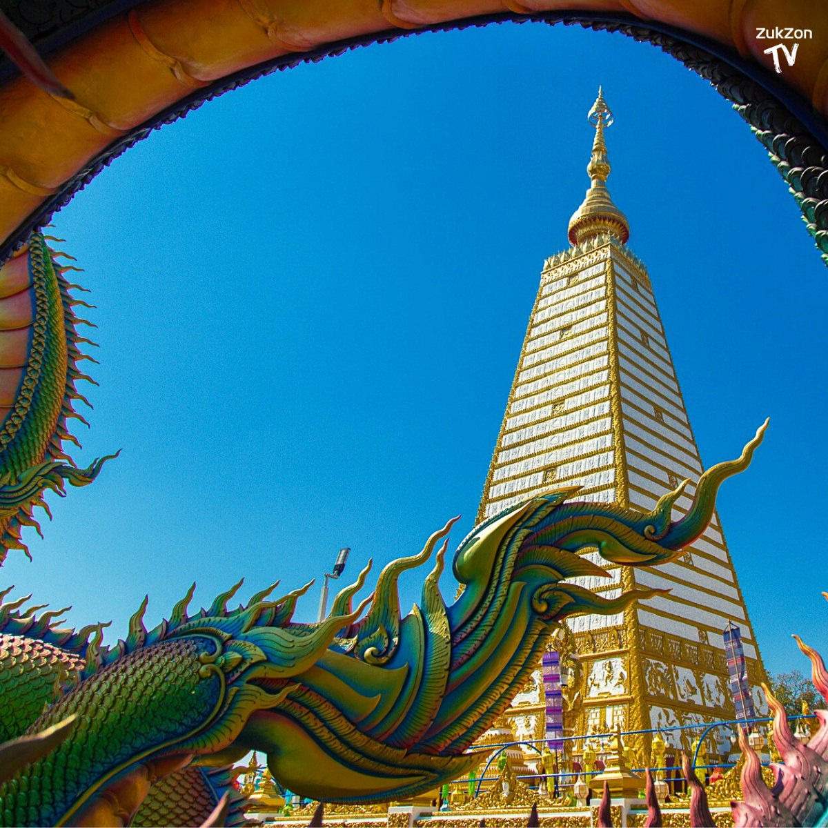 zukzontv's tweet photo. ไหว้พระขอพร เฮง เฮง วัดพระธาตุหนองบัว อุบลราชธานี พระธาตุประจำปีมะเส็ง เป็นวัดที่งดงามมากที่สุดแห่งหนึ่งในจังหวัด โดยเฉพาะพระธาตุเจดีย์ศรีมหาโพธิ์ ที่มีความโดดเด่นแปลกตามาก อีกหนึ่งไฮไลท์ที่ต้องห้ามพลาด ก็คือรูปปั้นพญานาคราชองค์ใหญ่ 2 องค์  มาไหว้ขอพรกันนะครับ
#วัดพระธาตุหนองบัว https://t.co/KYuECzYLXf