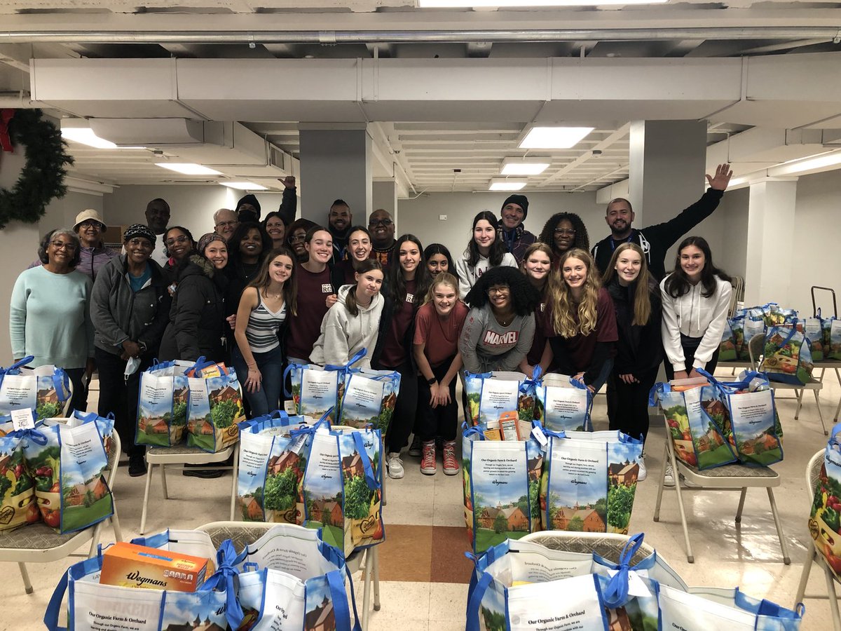 framinghamps's tweet photo. To wrap up #RandomActOfKindnessWeek we are spotlighting our Walsh students & Central Office staff, led by VP, Marguerite Simpson - Lackard, who volunteered with ProjectDash. This group of peer leaders organized & packed 3 bags of groceries for 80+ families for the holiday break. https://t.co/fV7ecCvWCD