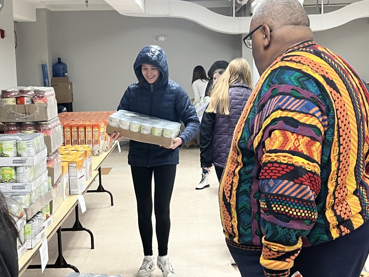 framinghamps's tweet photo. To wrap up #RandomActOfKindnessWeek we are spotlighting our Walsh students & Central Office staff, led by VP, Marguerite Simpson - Lackard, who volunteered with ProjectDash. This group of peer leaders organized & packed 3 bags of groceries for 80+ families for the holiday break. https://t.co/fV7ecCvWCD