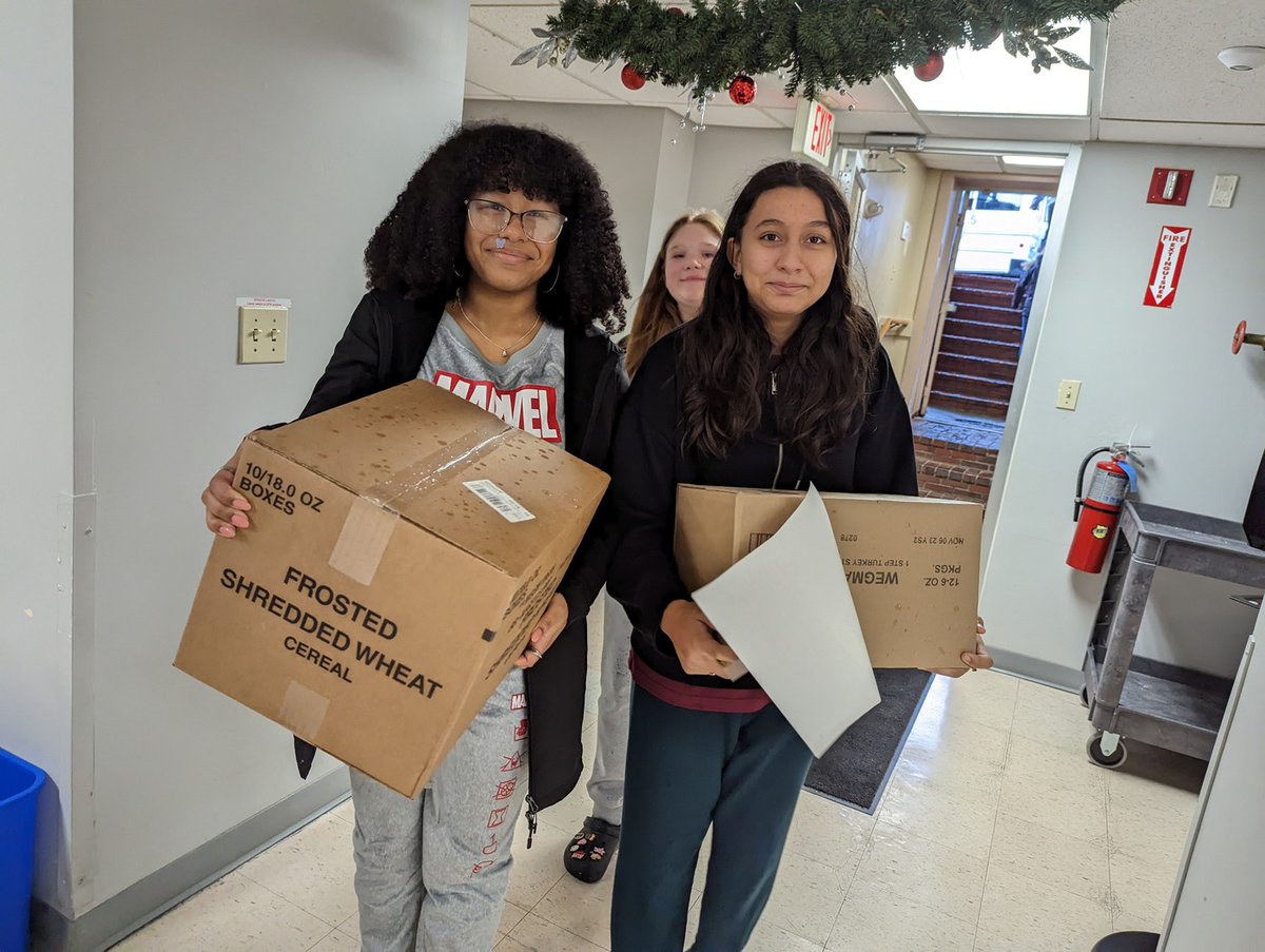 framinghamps's tweet photo. To wrap up #RandomActOfKindnessWeek we are spotlighting our Walsh students & Central Office staff, led by VP, Marguerite Simpson - Lackard, who volunteered with ProjectDash. This group of peer leaders organized & packed 3 bags of groceries for 80+ families for the holiday break. https://t.co/fV7ecCvWCD