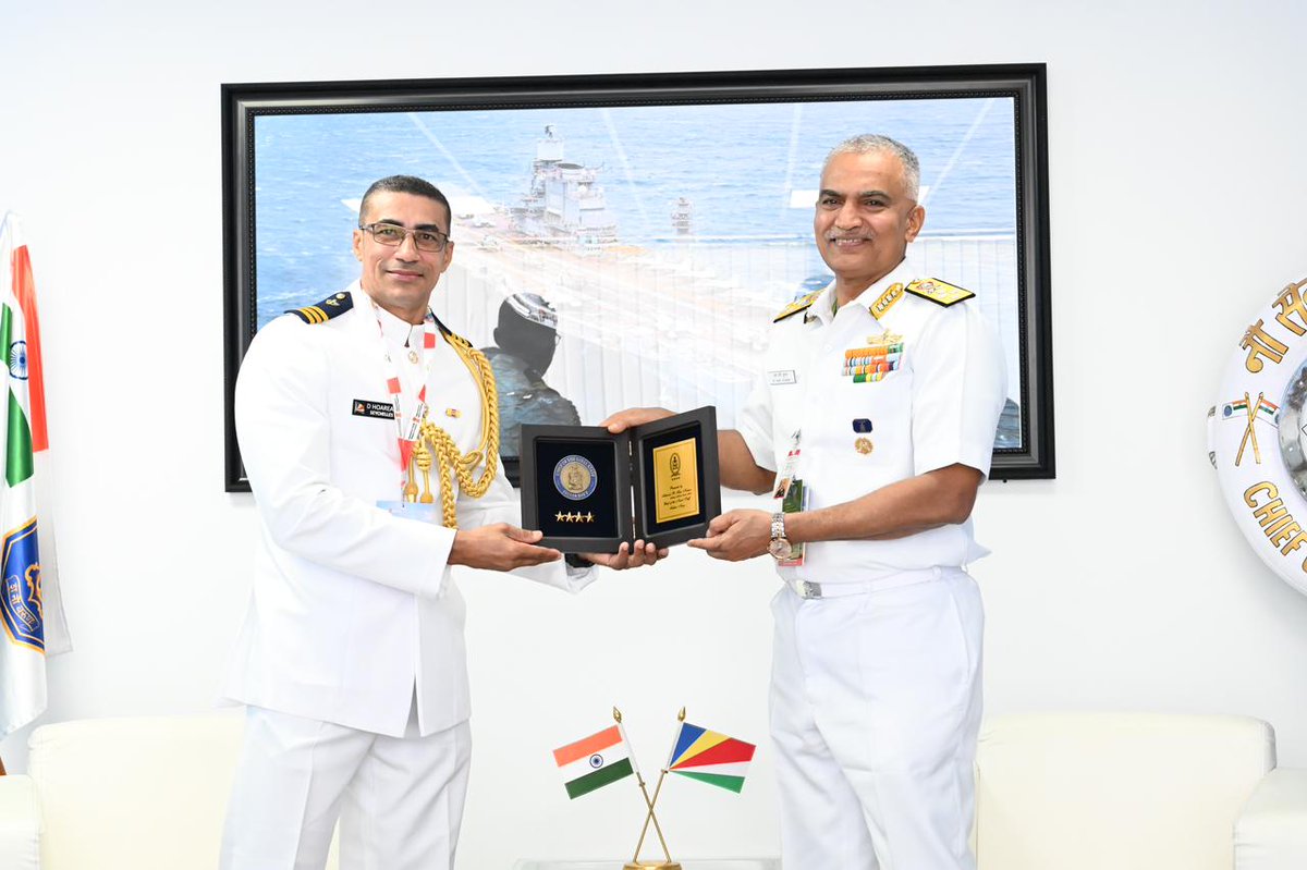 On the sidelines of #AeroIndia2023 Adm R Hari Kumar #CNS was delighted to meet Lt Col Didace Hoareau, Commandant, Mil Trg & Support Centre, #Seychelles & reviewed ongoing Defence Cooperation engagements & exchanged views on strengthening #MaritimeSecurity. @SeyDefence