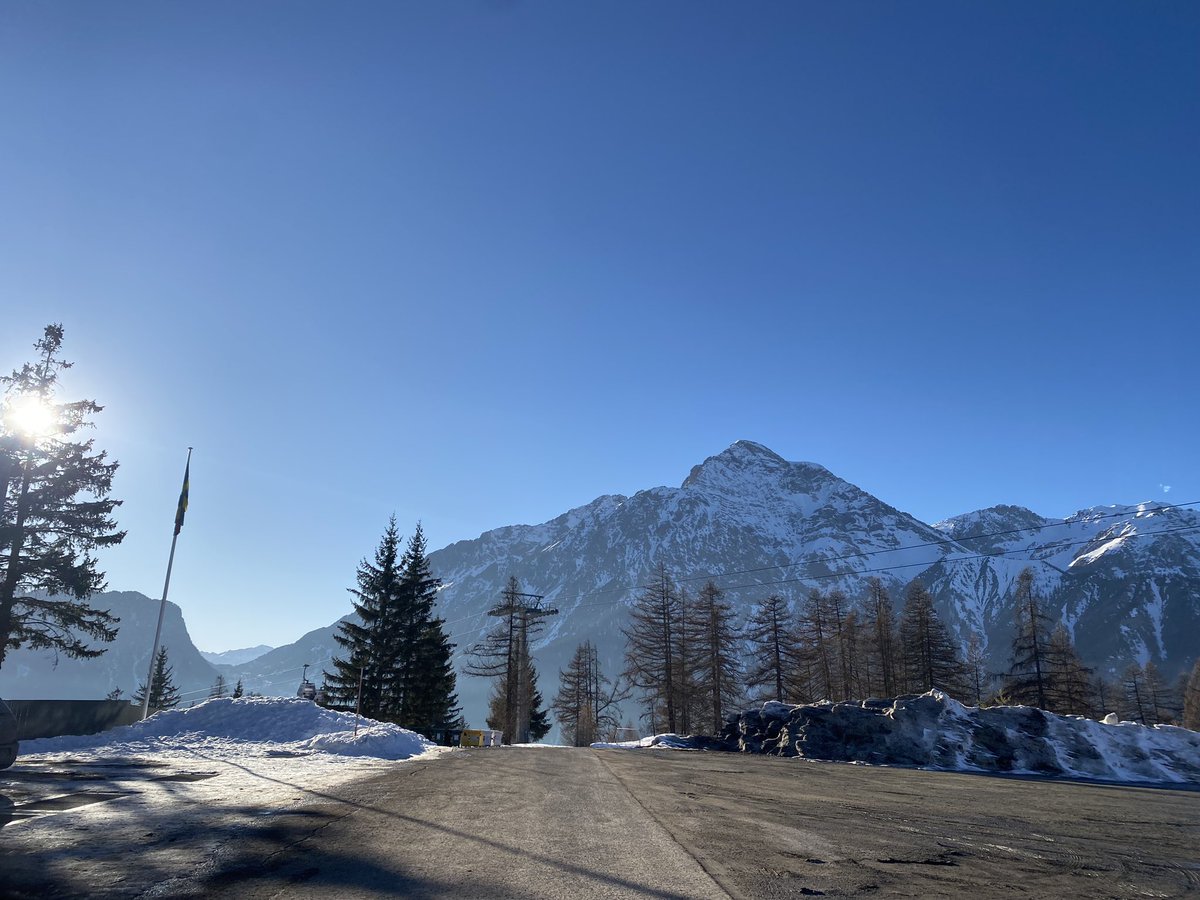Day 2 on the slopes in Italy. All groups making amazing progress and some crossing over into Montgenevre. I’ve somehow managed to blag a place with the advanced skiiers which comes with some beautiful views up at the top ⛷️