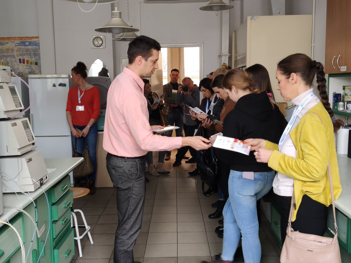HO_FOOD_Project's tweet photo. Today, the IBPRS team responsible for WP4 and WP7 organized a dissemination activity about @HO_FOOD_Project. The IBPRS team introduced the aim and content of @HO_FOOD_Project to people from Polish agricultural advisory centres. They also got a flyer about @HO_FOOD_Project. https://t.co/JSSs2veOww