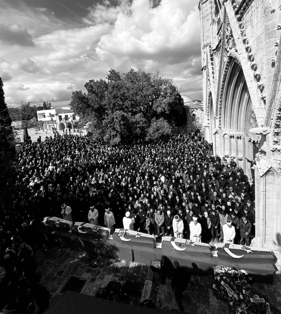 Savaş geçirmiş bir toplumun, savaş görmemiş nesillerinde kalıtsal bir travma yaşattınız.

Bir şehir ve bir kültür değişti. Mağusa insanının kalbine geçmeyecek bir acı ve öfke soktunuz.

Kimse doğal afet deyip bu halkın bu olayı unutmasını beklemesin
#isiaskatilleritutuklansın