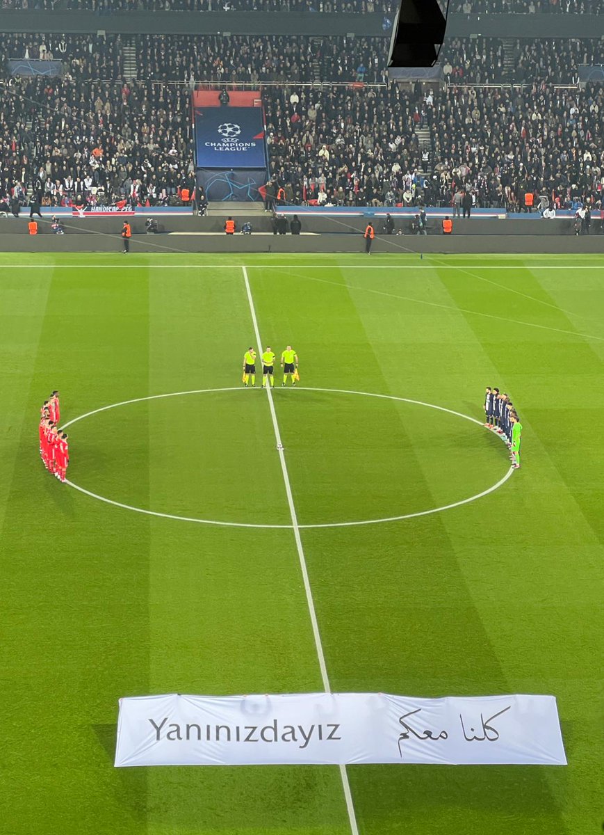 Vor dem Anstoß wird eine Schweigeminute im Gedenken an die Opfer der Erdbeben in der Türkei und Syrien abgehalten.