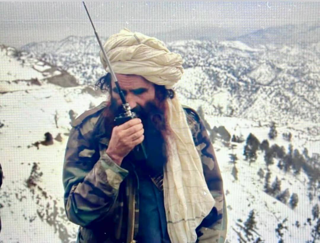 د وخت مغرور او وحشي دښمن (سرې لښکري) پر ګونډو کوونکي زموږ هغه ننګيالي او توريالي نيکه ګان او پلرونه دي، چې په سپېڅلي محمدي ﷺ سنّتونو سنبال وه او دي. دوی د خپل ربِّ ذوالجلال پر هر امر خپل ځانونه، مالونه، اولادونه او هره خوښي داسي قربان کړل، چې نه يوازي به يې د دوی اولادونه